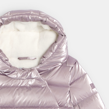 معطف رمادي اللون محشو ببطانة من الريش وبمظهر قزحي للفتيات الرُضع